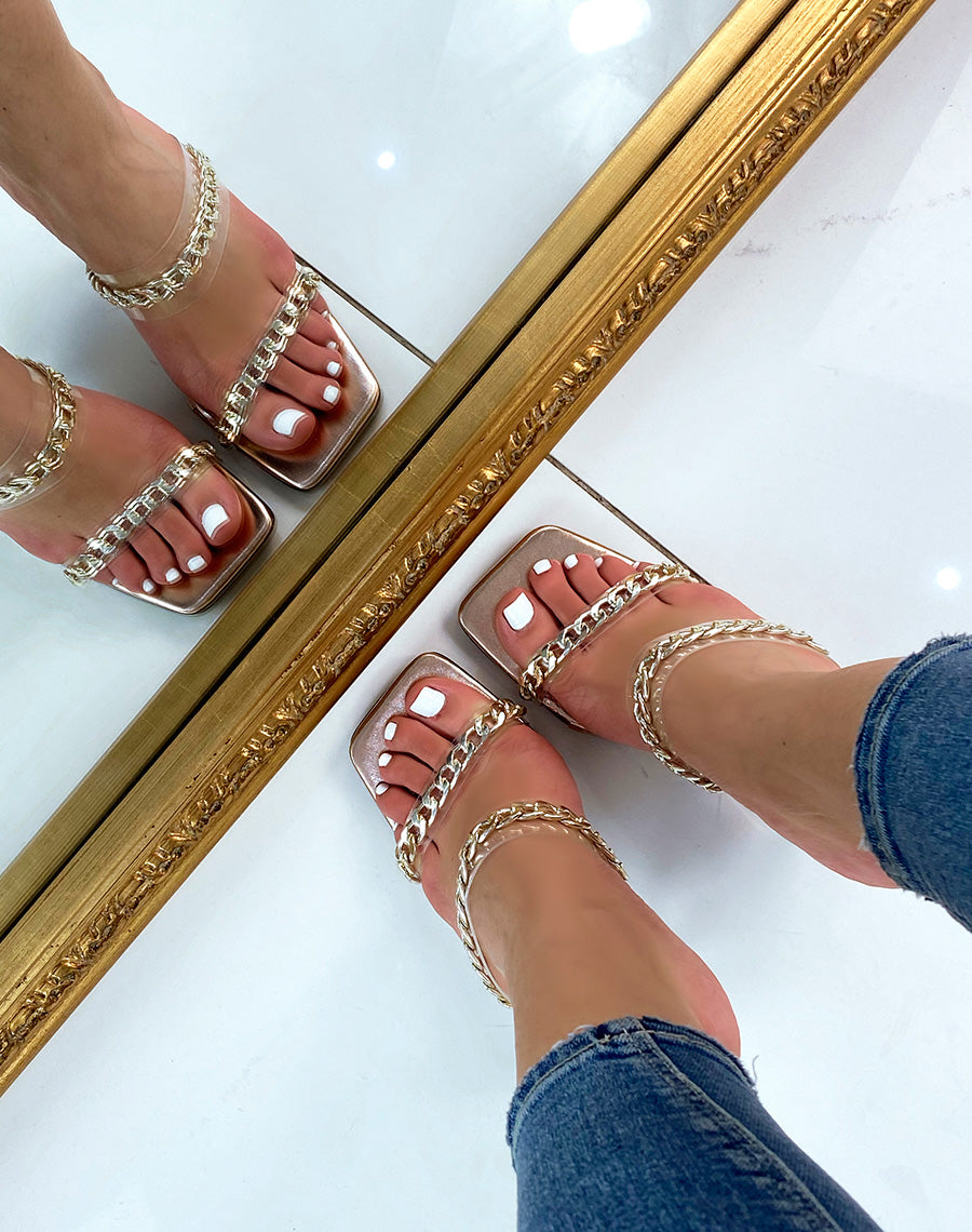Sandales à talon rose gold à fines chaînes dorées