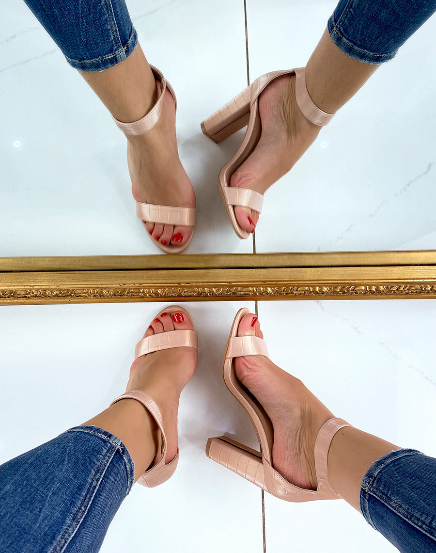 Sandales à talon rose poudré effet croco à boucle carrée