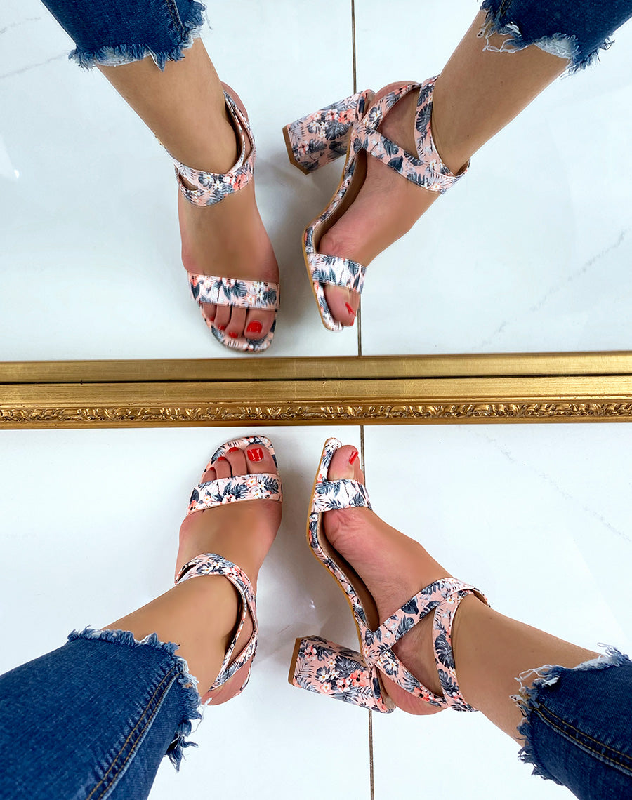 Sandales à talon roses à motifs fleuris et brides croisées