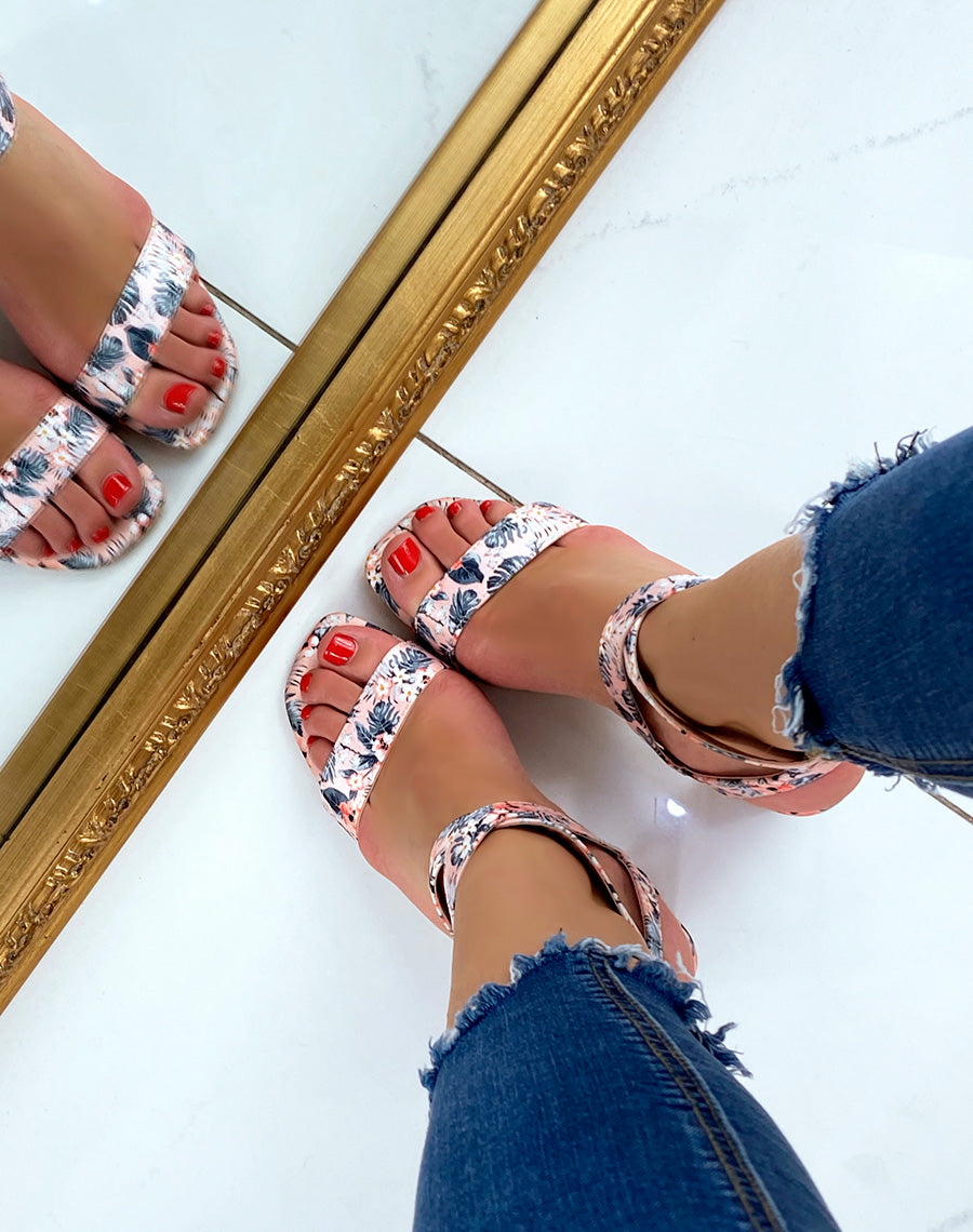 Sandales à talon roses à motifs fleuris et brides croisées