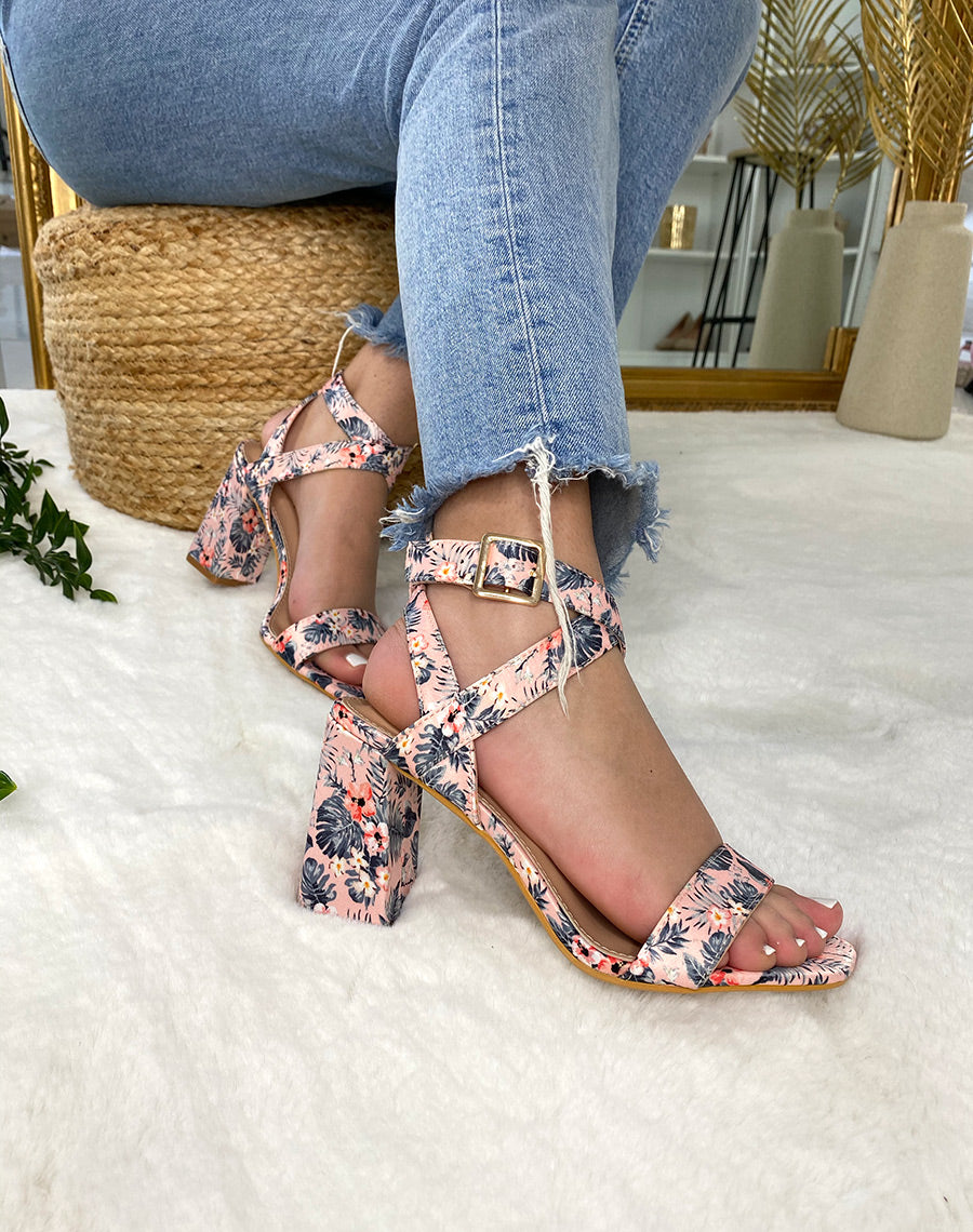 Sandales à talon roses à motifs fleuris et brides croisées