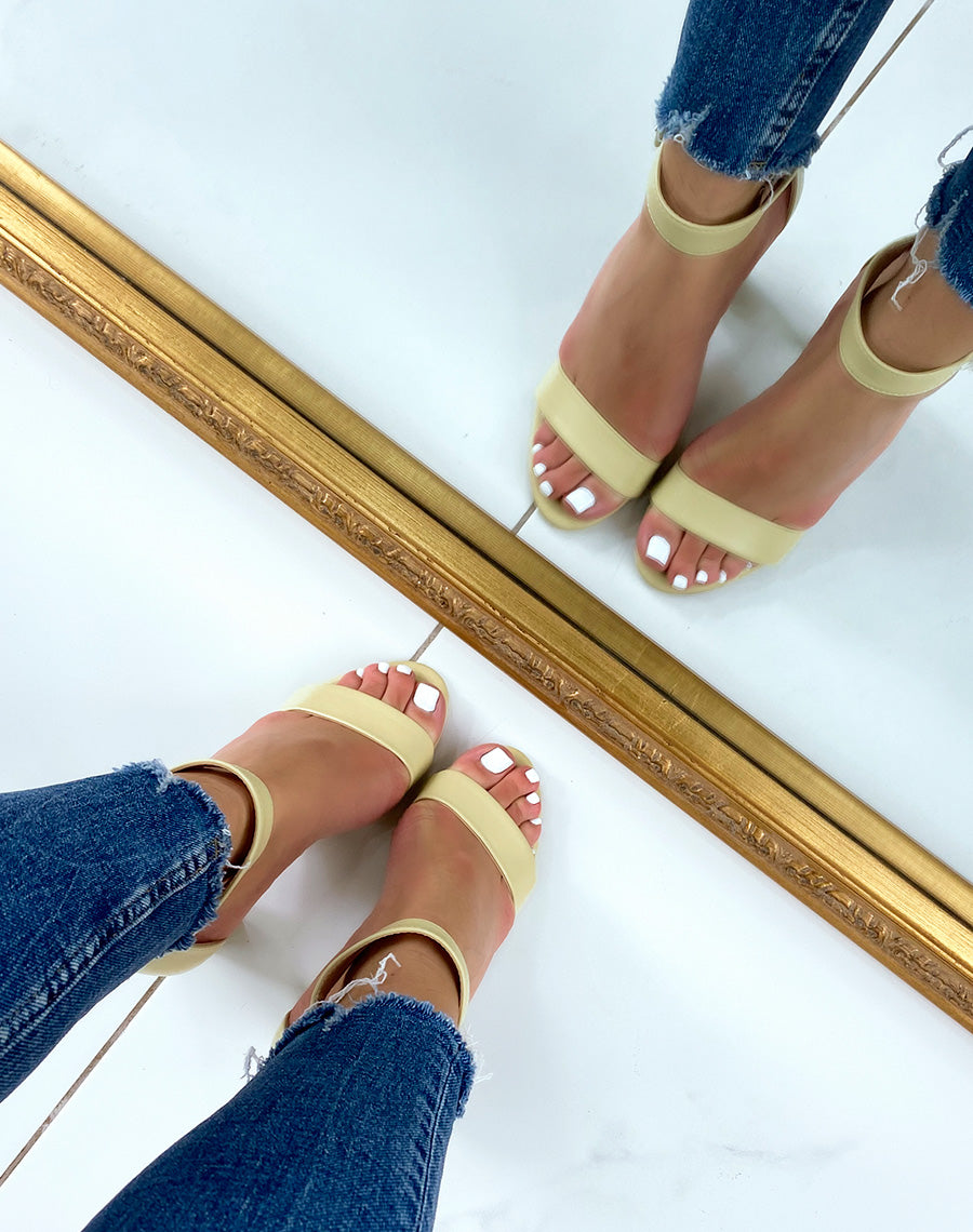 Sandales à talon vert pastel à boucle carré