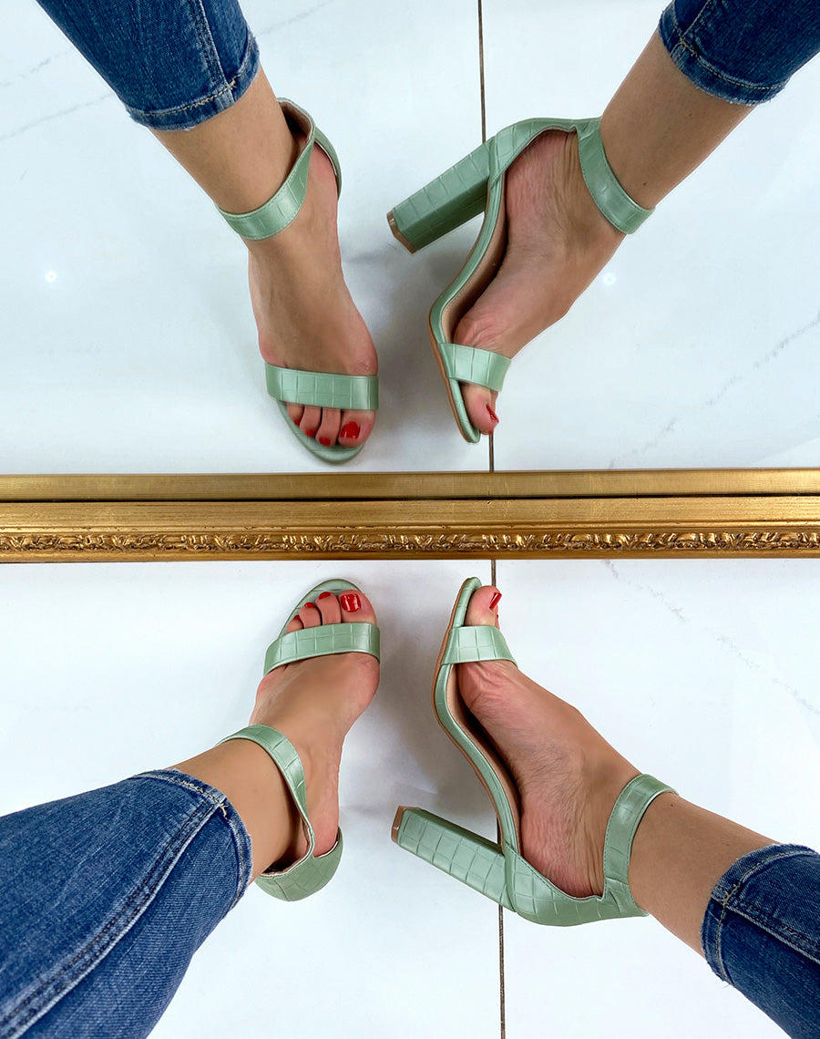 Sandales à talon vert pastel effet croco à boucle carrée