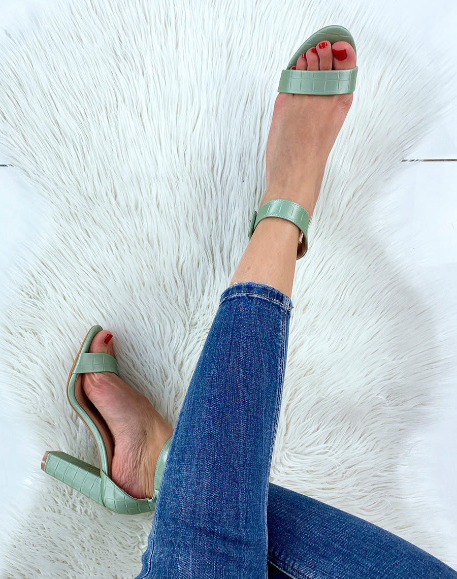 Sandales à talon vert pastel effet croco à boucle carrée