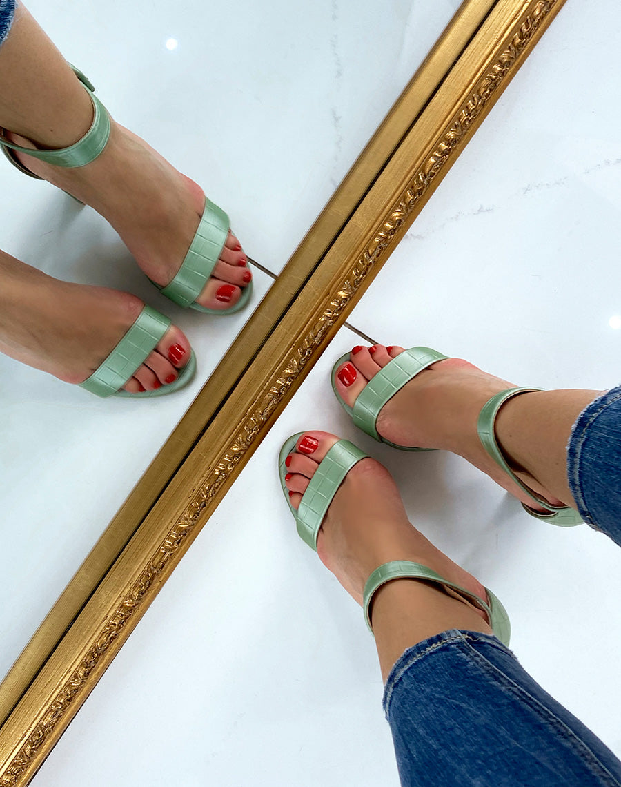 Sandales à talon vert pastel effet croco à boucle carrée