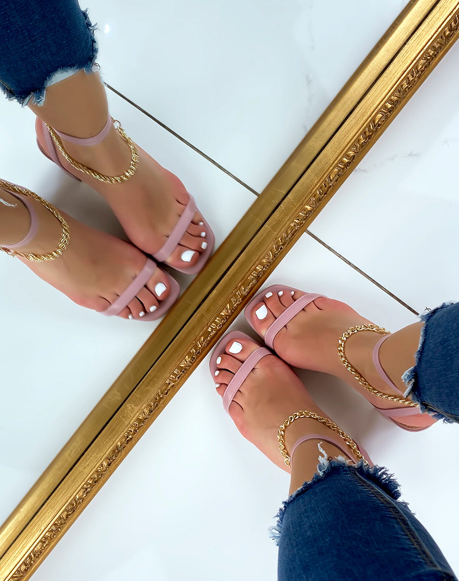 Sandales à talon violettes à chaîne doré