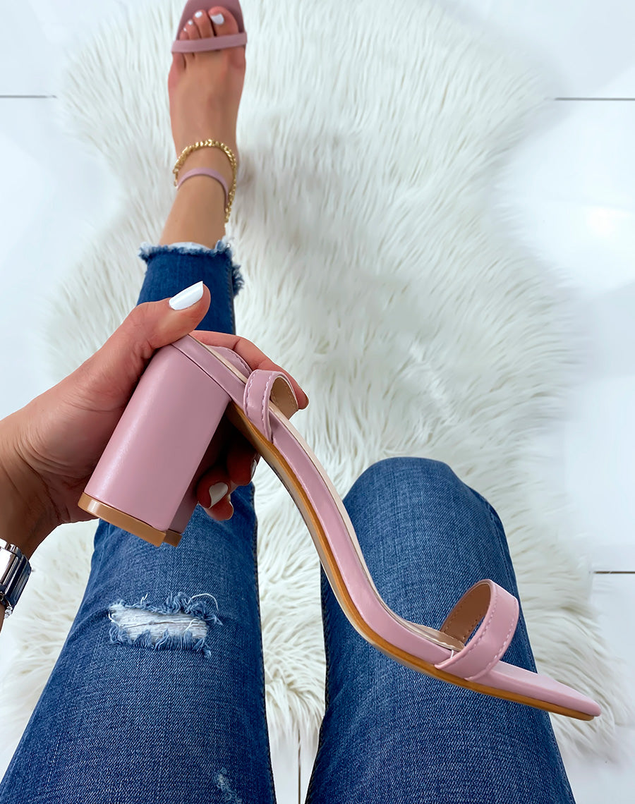 Sandales à talon violettes à chaîne doré