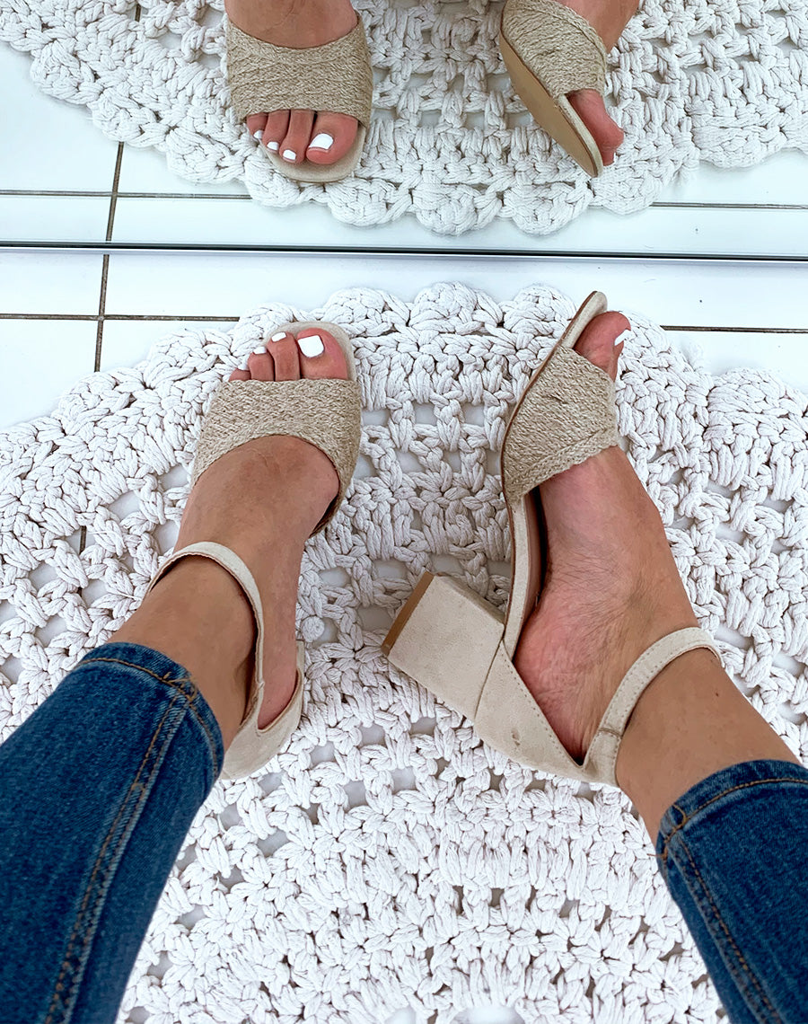 Sandales à talons beige avec bride en raphia