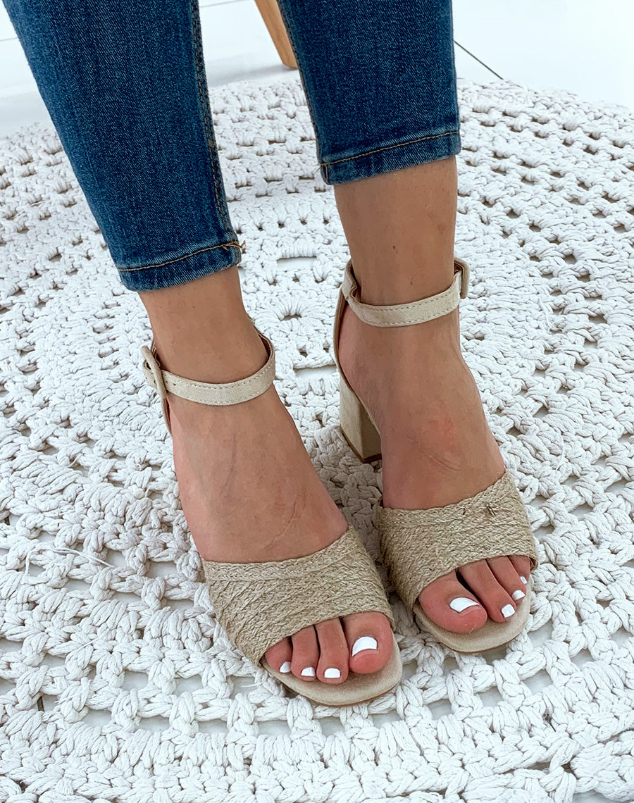 Sandales à talons beige avec bride en raphia