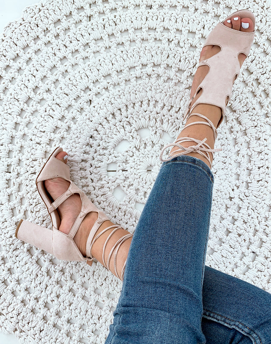 Sandales à talons beiges en suédine