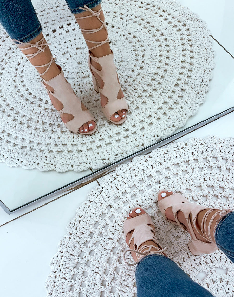 Sandales à talons beiges en suédine