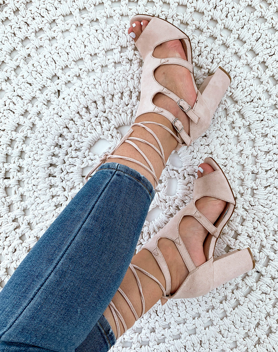 Sandales à talons beiges en suédine