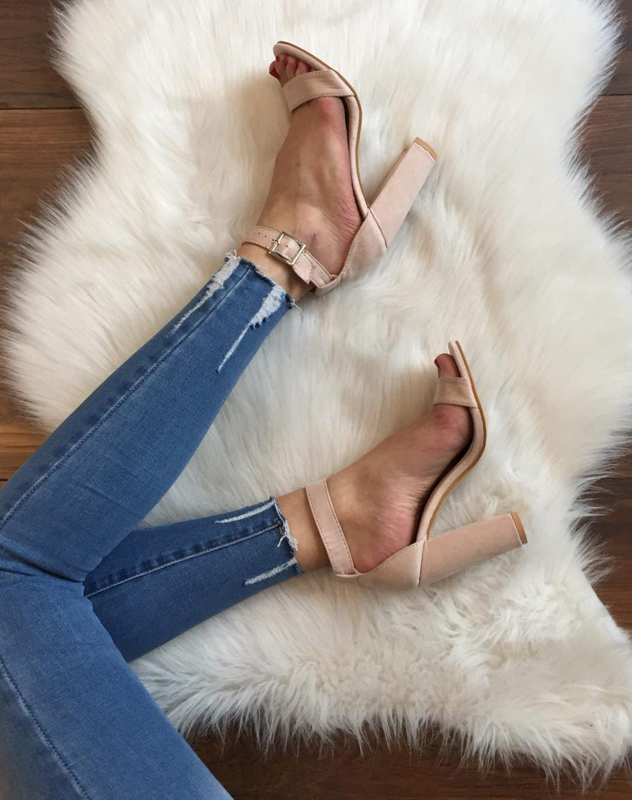 Sandales à talons beiges en suédine