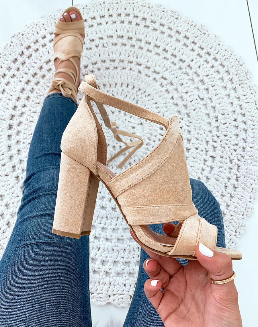 Sandales à talons beiges en suédine à lacets