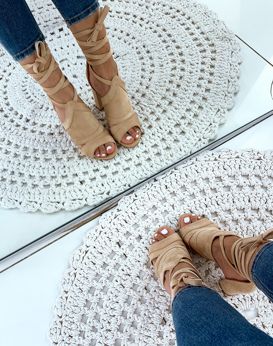 Sandales à talons beiges en suédine à lacets