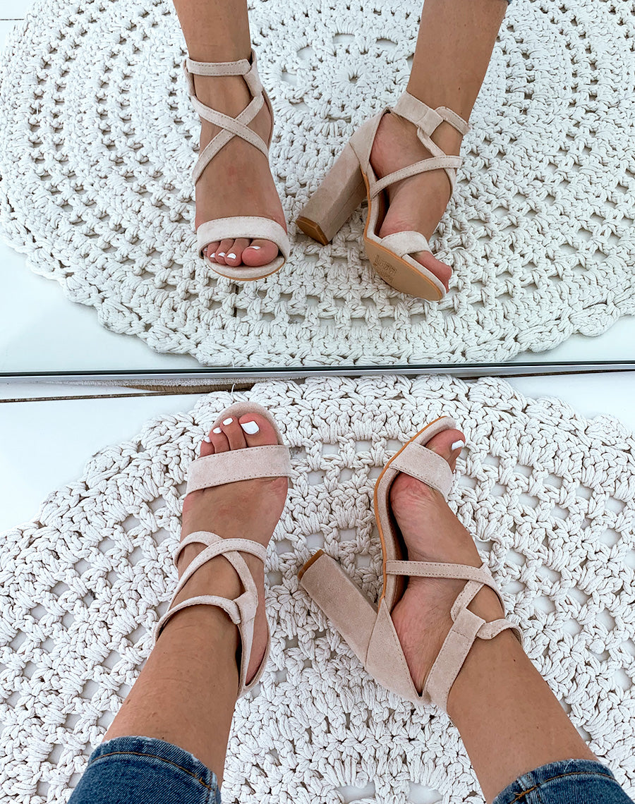 Sandales à talons beiges en suédine à lacets entrecroisés