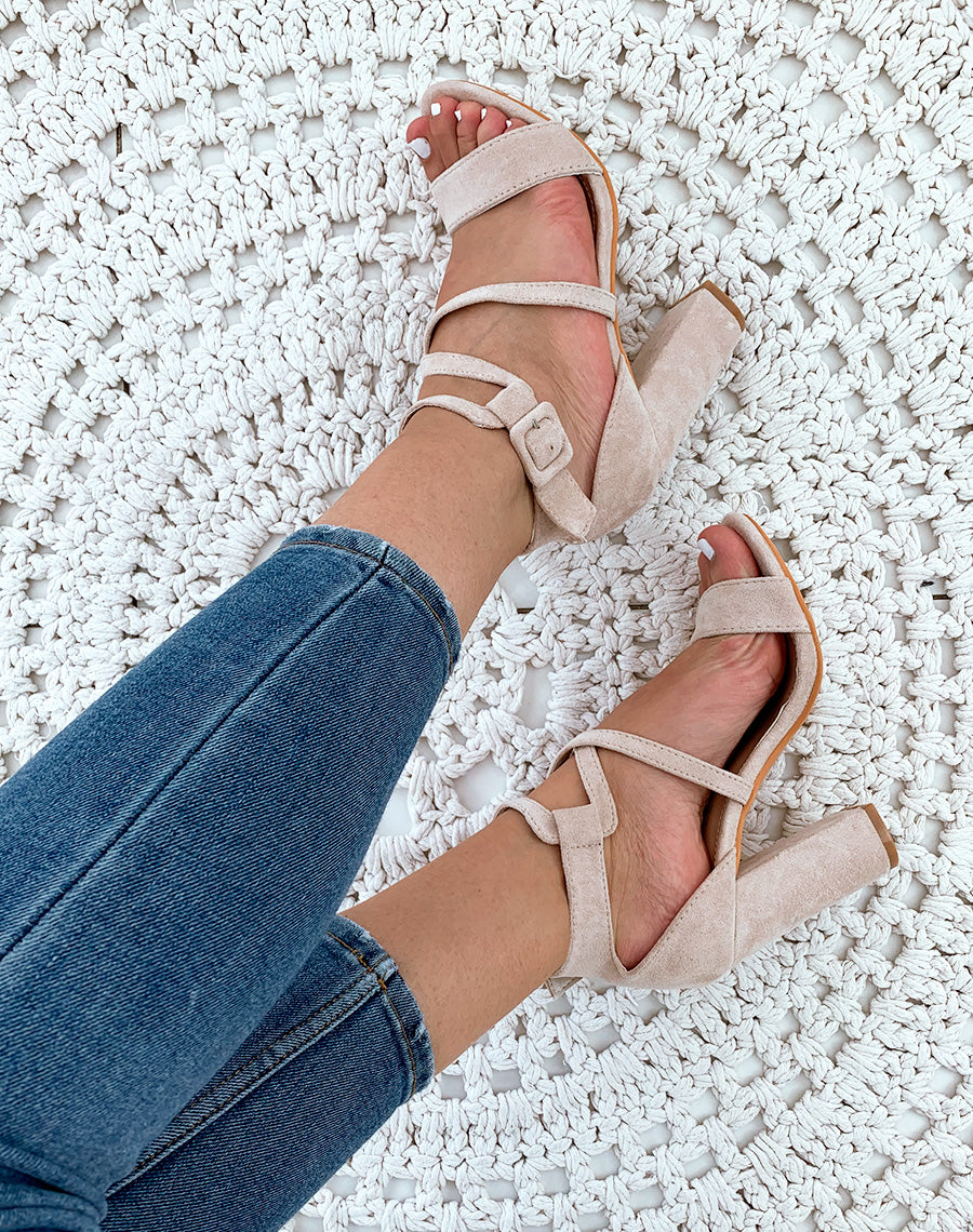 Sandales à talons beiges en suédine à lacets entrecroisés