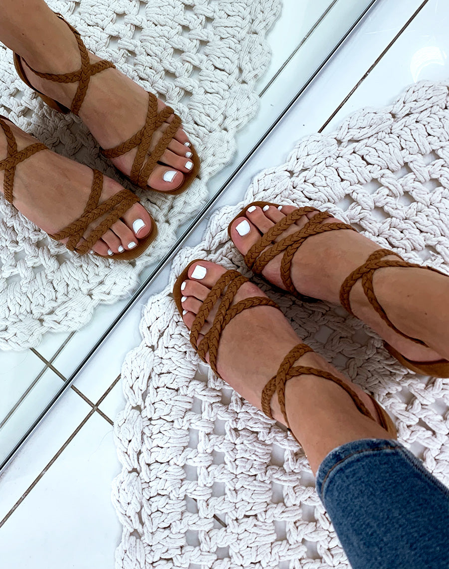 Sandales à talons camel à brides tressées