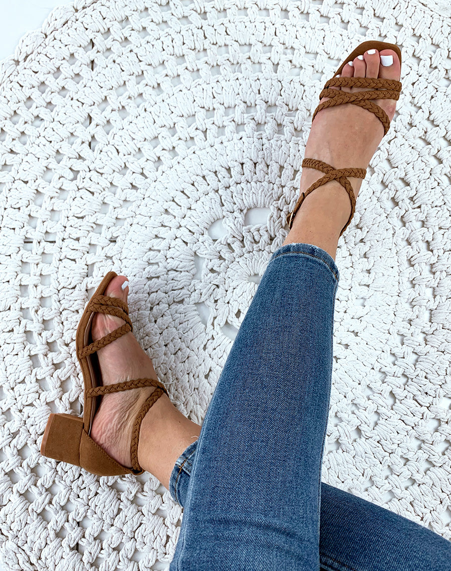 Sandales à talons camel à brides tressées