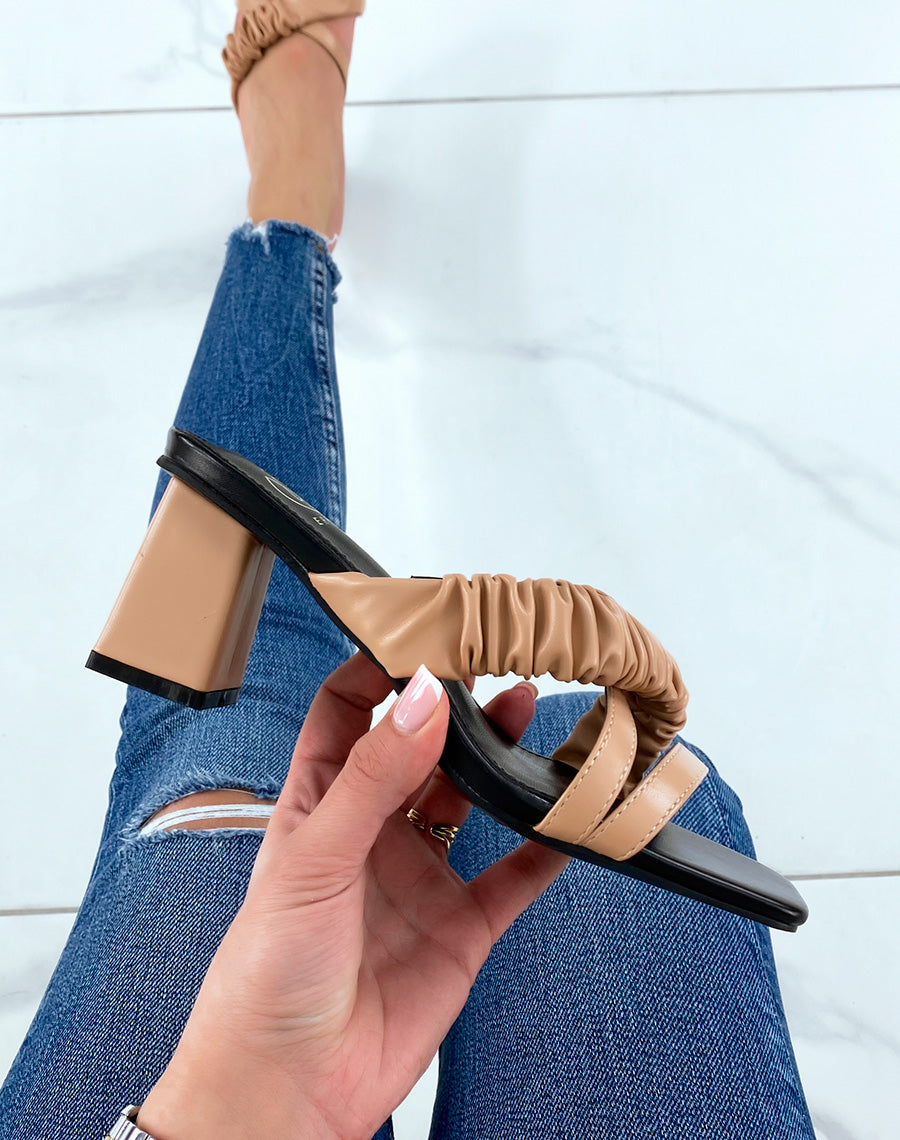 Sandales à talons camel à triple brides 