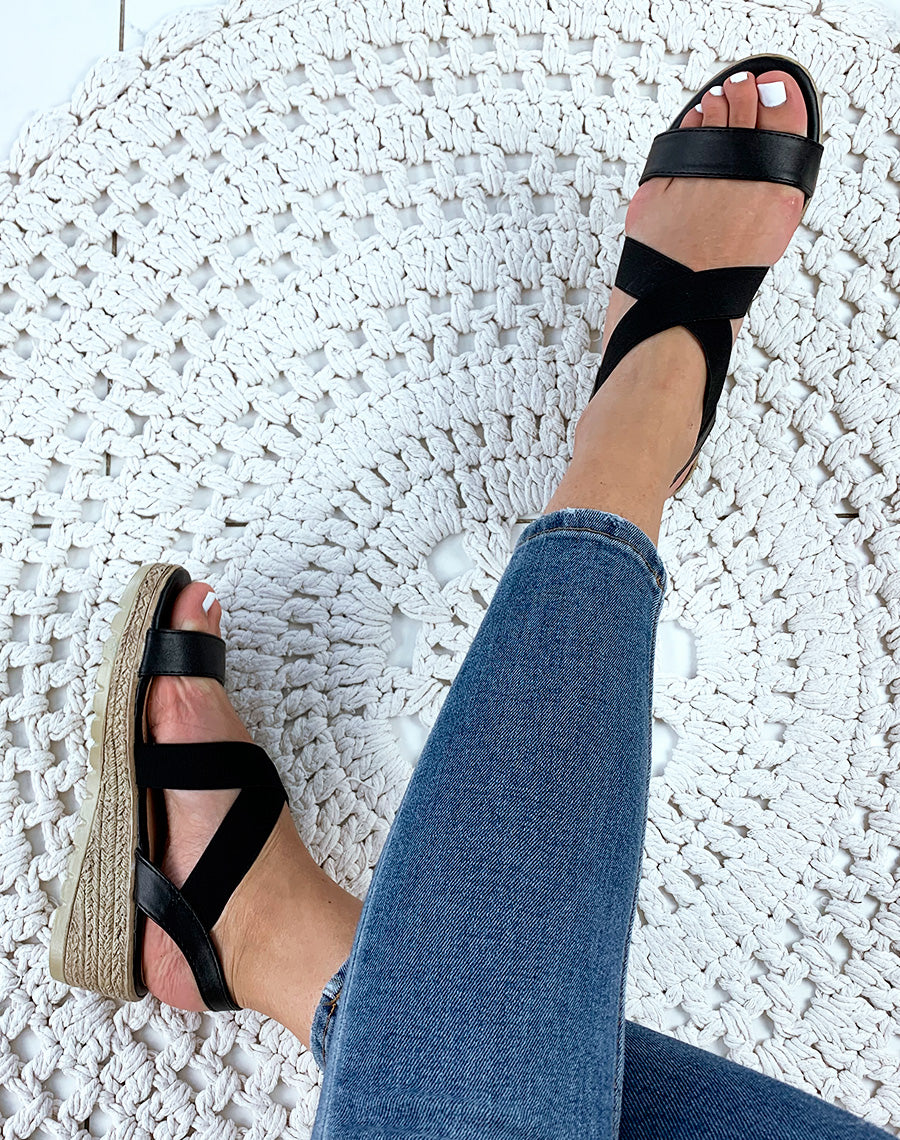Sandales à talons compensées noires à multiples brides