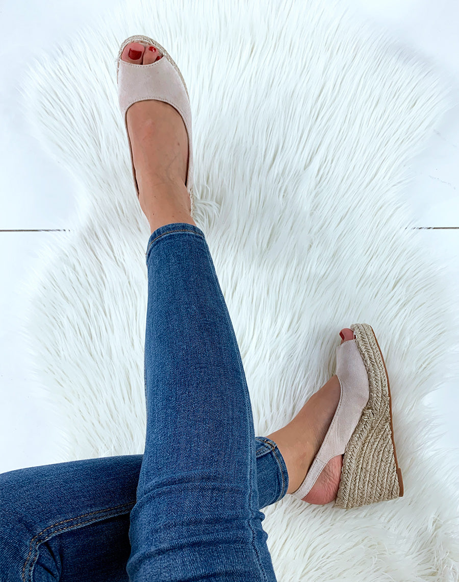 Sandales à talons compensés en suédine beige