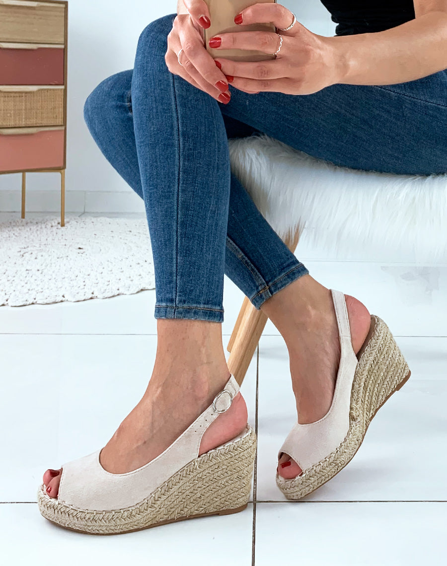 Sandales à talons compensés en suédine beige
