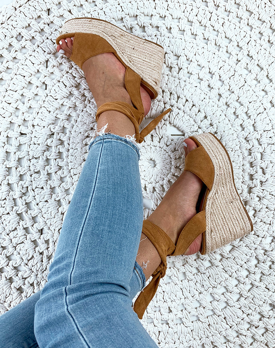 Sandales à talons compensés à lacets en suédine camel