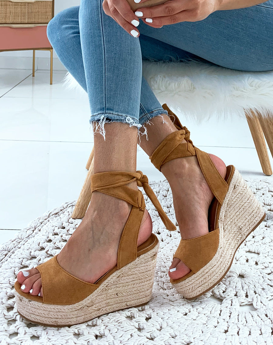 Sandales à talons compensés à lacets en suédine camel