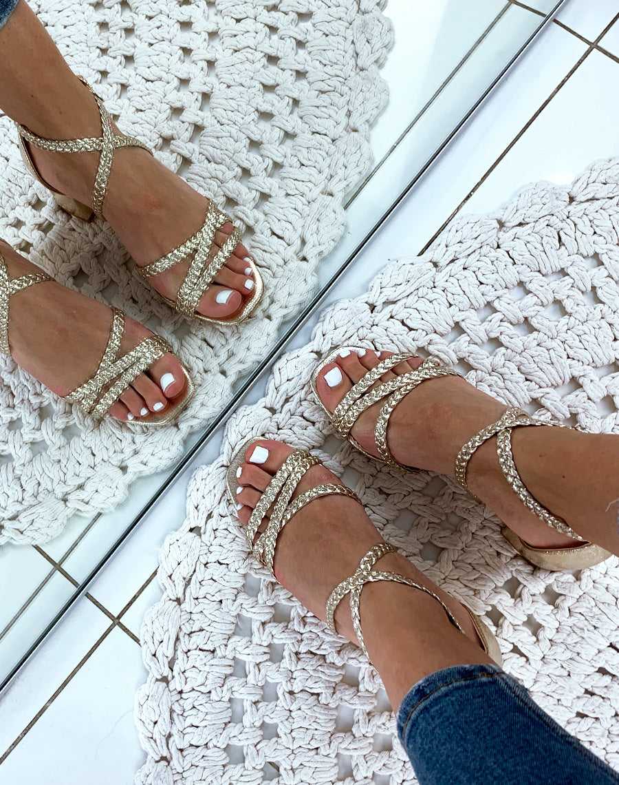 Sandales à talons dorées à brides tressées