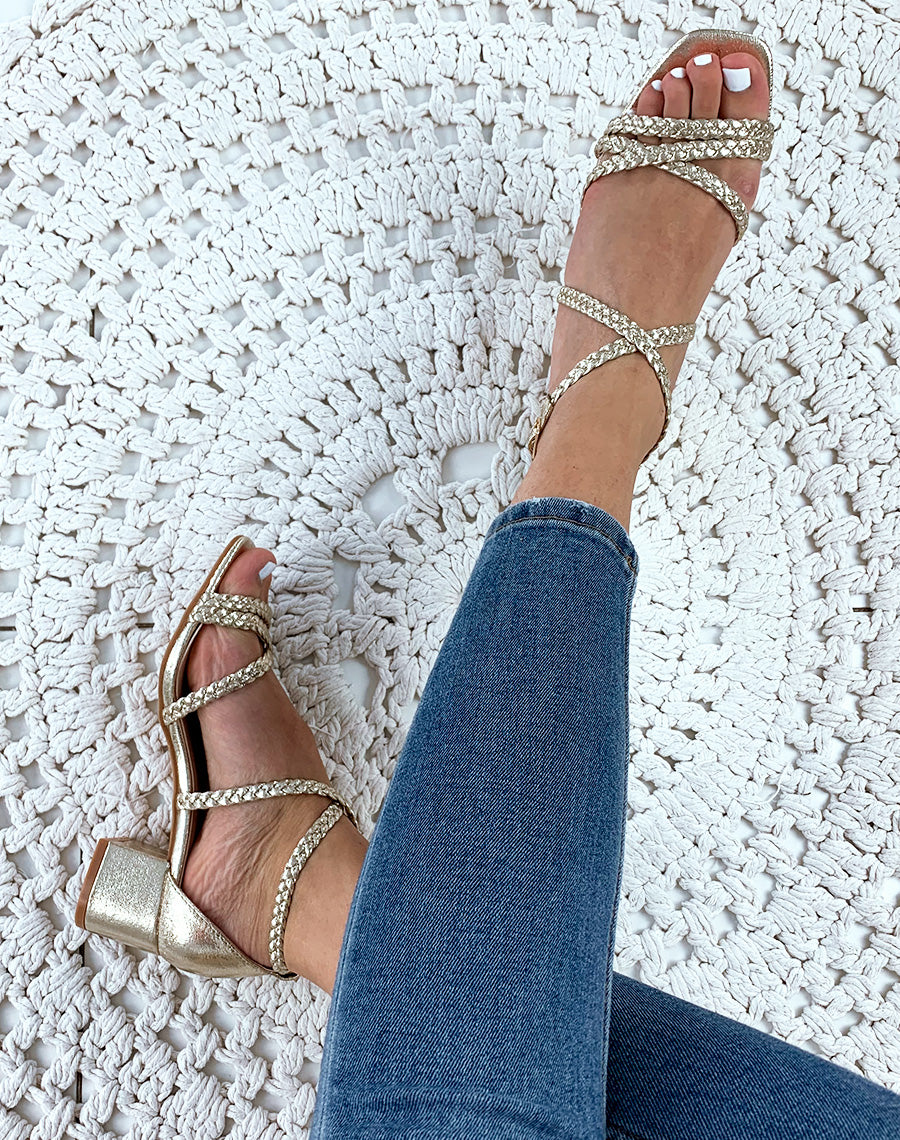 Sandales à talons dorées à brides tressées