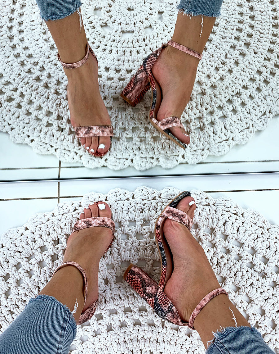 Sandales à talons effet python roses et noires 