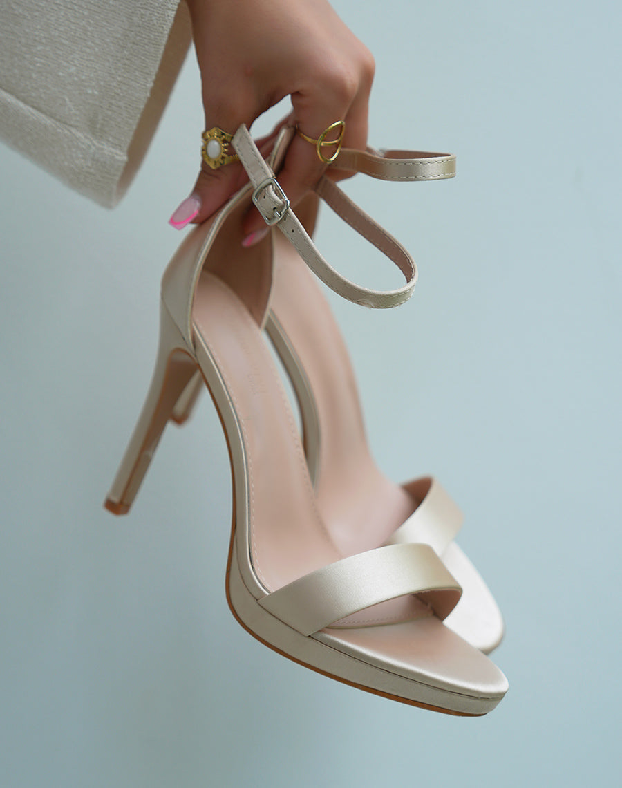 Sandales à talons femme satin beige élégantes avec talon aiguille