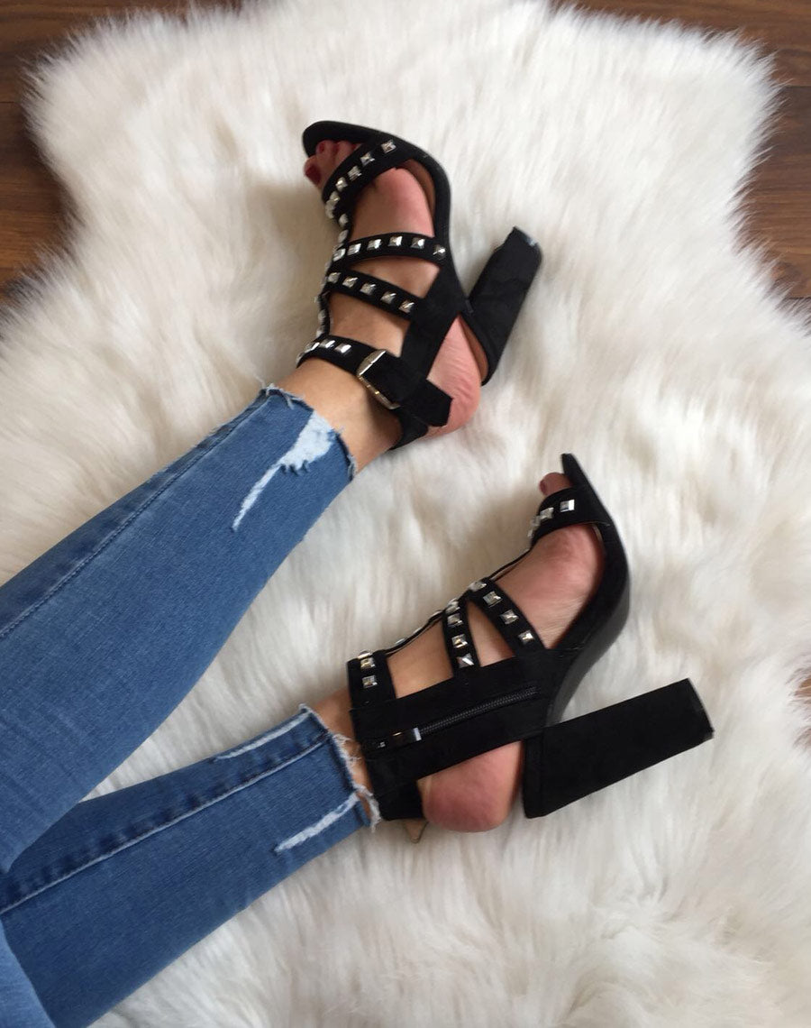 Sandales à talons hauts cloutées noires