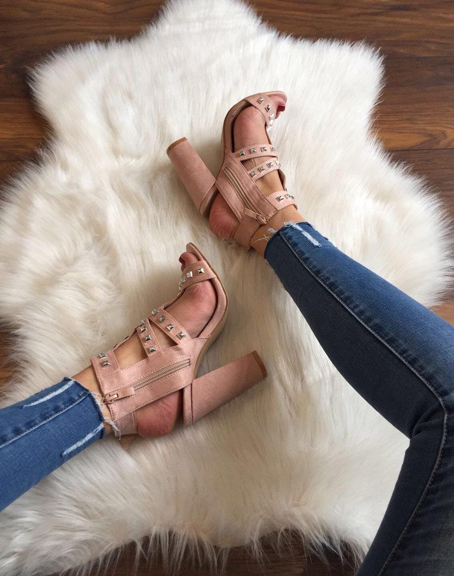 Sandales à talons hauts cloutées roses