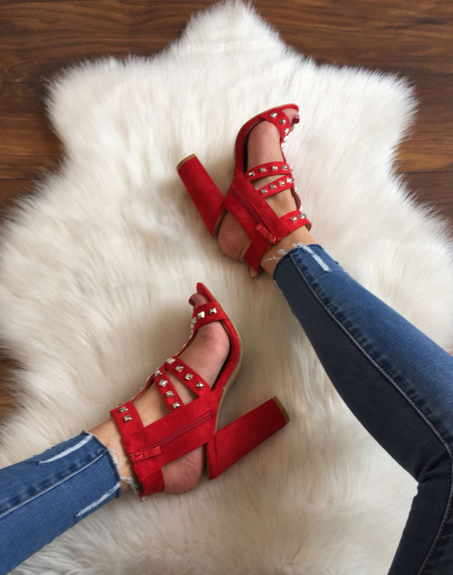 Sandales à talons hauts cloutées rouges