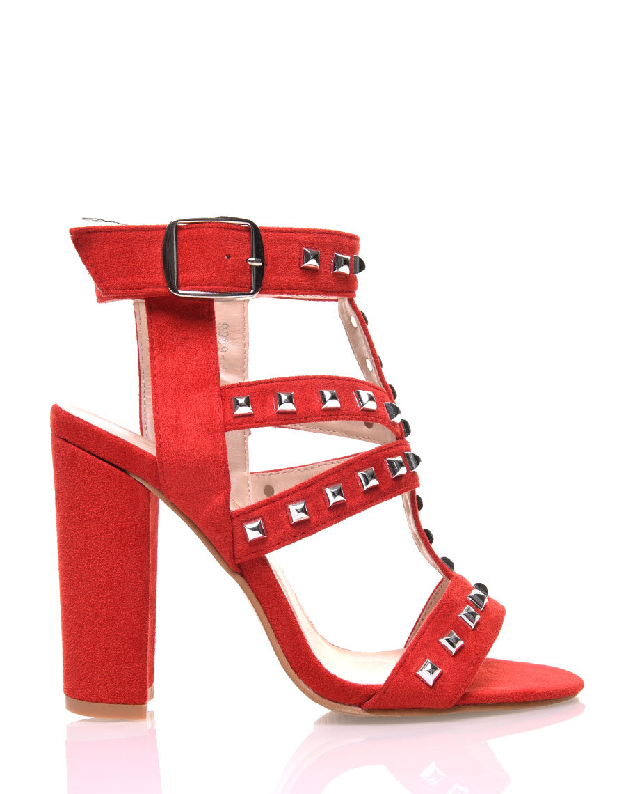 Sandales à talons hauts cloutées rouges
