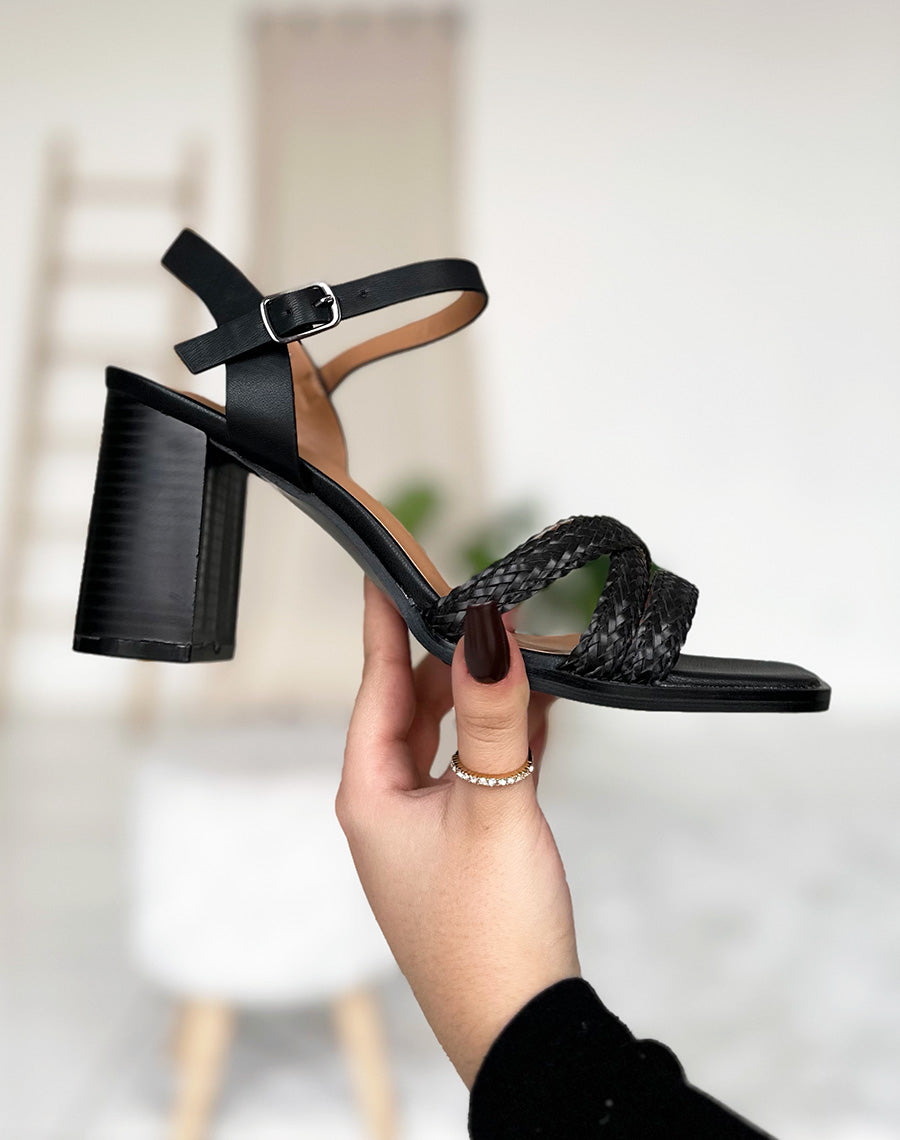 Sandales à talons noires à brides tressées entrecroisées