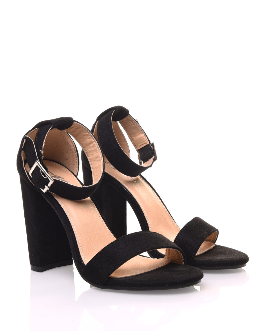Sandales à talons noires en suédine