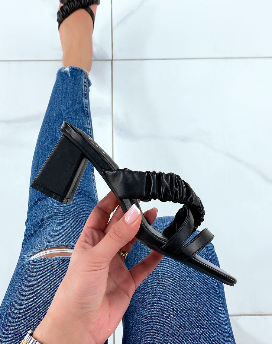 Sandales à talons noires à triple brides 