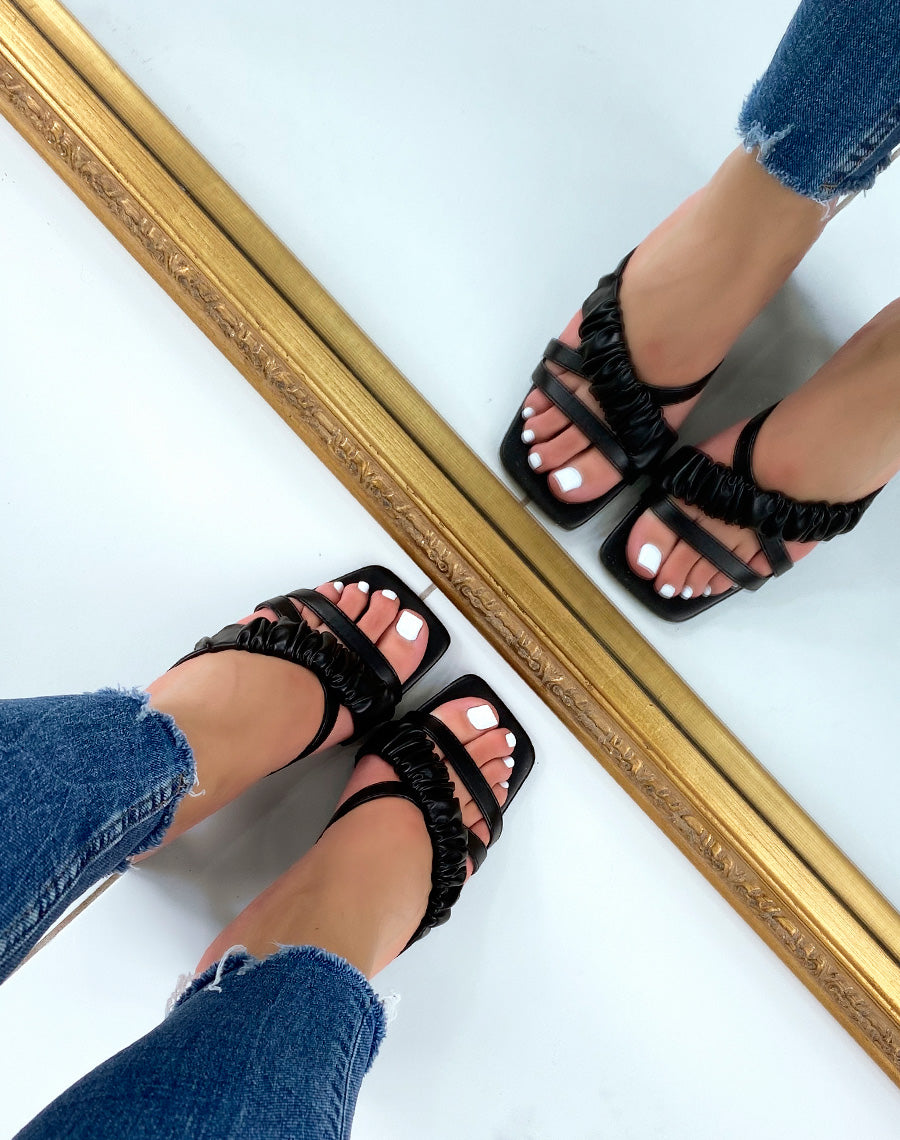 Sandales à talons noires à triple brides 