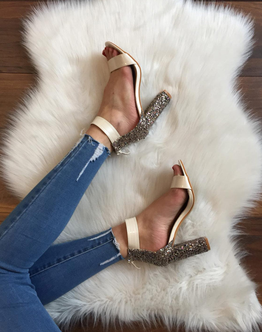 Sandales à talons pailletés beiges
