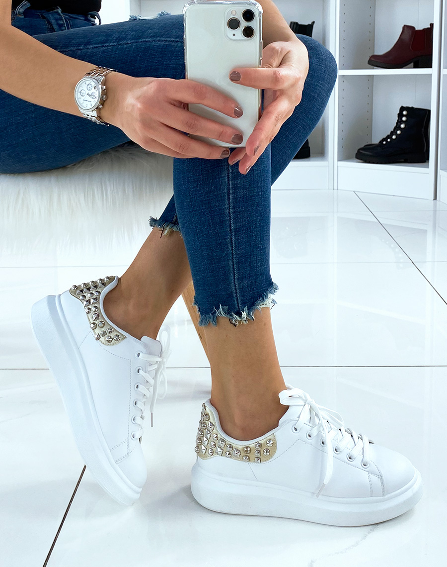 Une Paire De Chaussures Blanches Avec Des Lacets Blancs Sur Le Bas